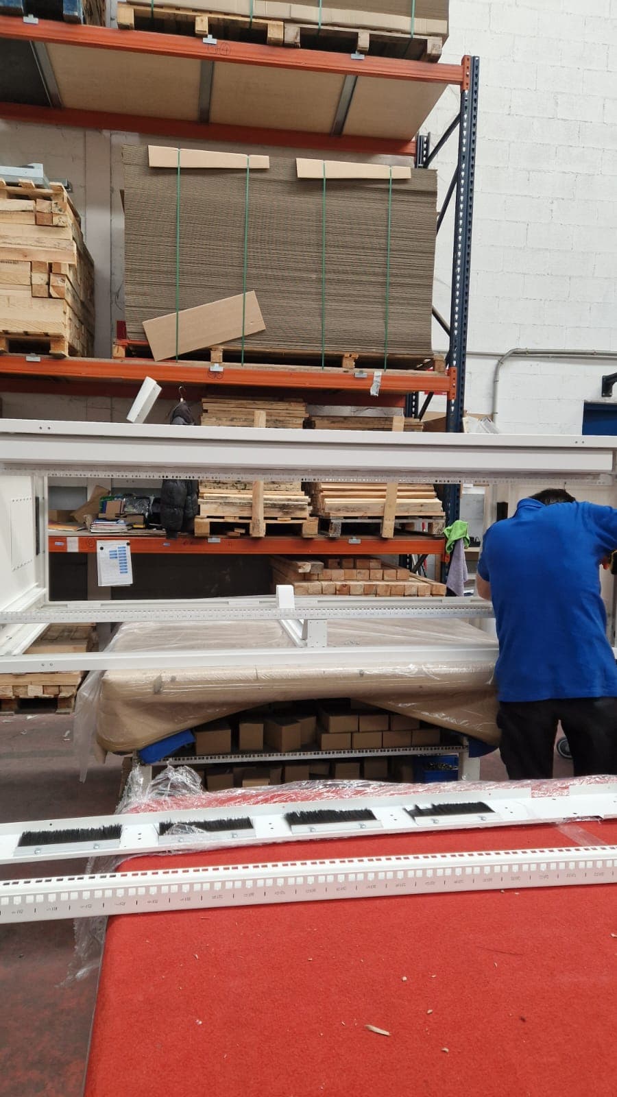 Técnico validando un armario rack antes de su envío