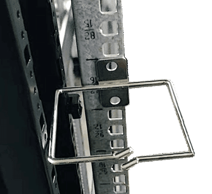 Soporte metálico rectangular fijado a una guía perforada vertical. Soporte metálico rectangular fijado a una guía perforada vertical.