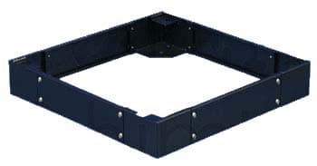 Estructura metálica rectangular negra con esquinas unidas por tornillería. Estructura metálica rectangular negra con esquinas unidas por tornillería.
